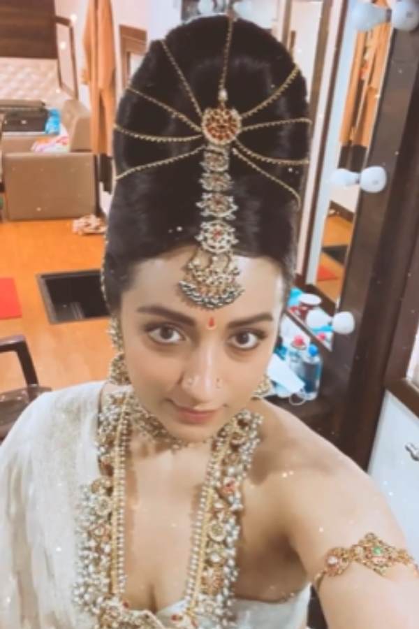 Actress Trisha shared PS2 movie making video with lots of happiness Actress Trisha shared PS2 movie making video with lots of happiness