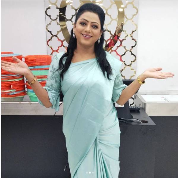 Vijay TVs Baakiyalakshmi serial Suchitra shares her new photos in modern look 