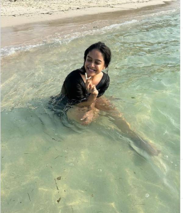 Bigg Boss contestant Abhirami Venkatachalam yoga pose stuns fans 