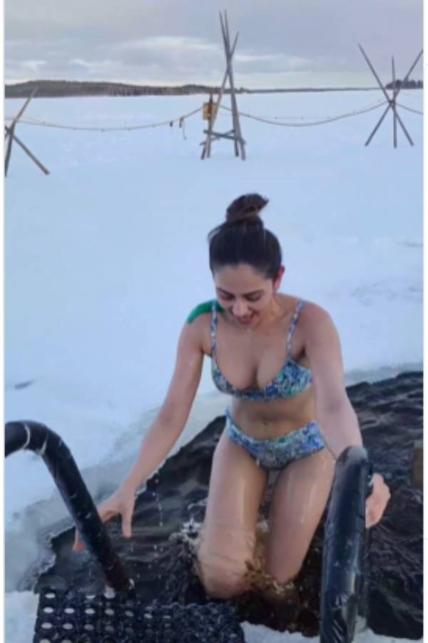 Rakul Preet Singh bath in -15 degree in a hot bikini stuns fans 