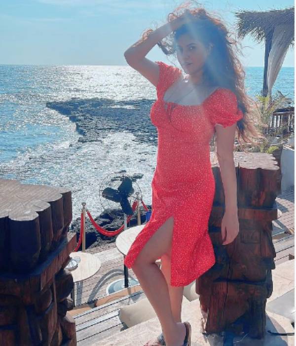 Actress Sherin in Goa trip after elimination of Cook with comali season 4 show 