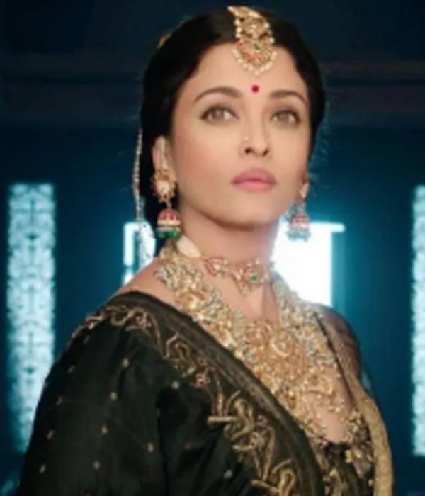 Ponniyin Selvan Nandhinis in a single frame; Aishwarya Rai and Sara Arjun selfie goes trending Ponniyin Selvan Nandhinis in a single frame; Aishwarya Rai and Sara Arjun selfie goes trending