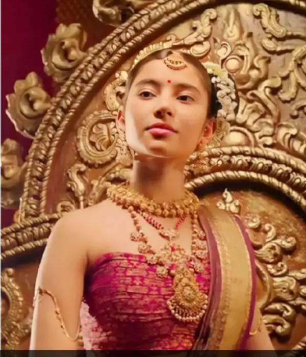 Ponniyin Selvan Nandhinis in a single frame; Aishwarya Rai and Sara Arjun selfie goes trending Ponniyin Selvan Nandhinis in a single frame; Aishwarya Rai and Sara Arjun selfie goes trending