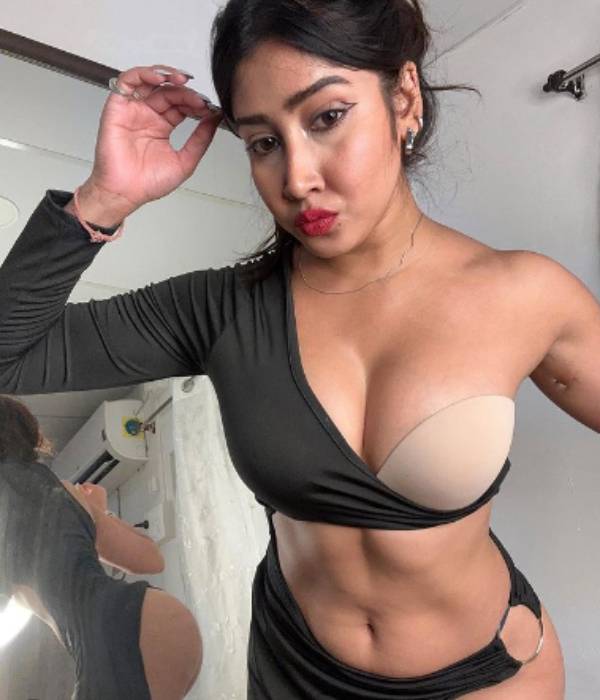 Gujarati Actress Sofia Ansari braless hot photos shocks fans 