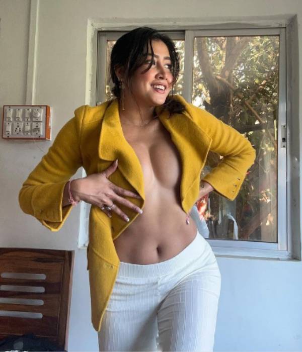 Gujarati Actress Sofia Ansari braless hot photos shocks fans 