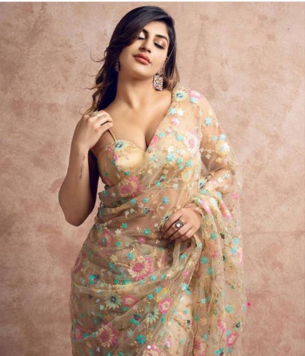 actress Yashika anand hot photos trending on social media 