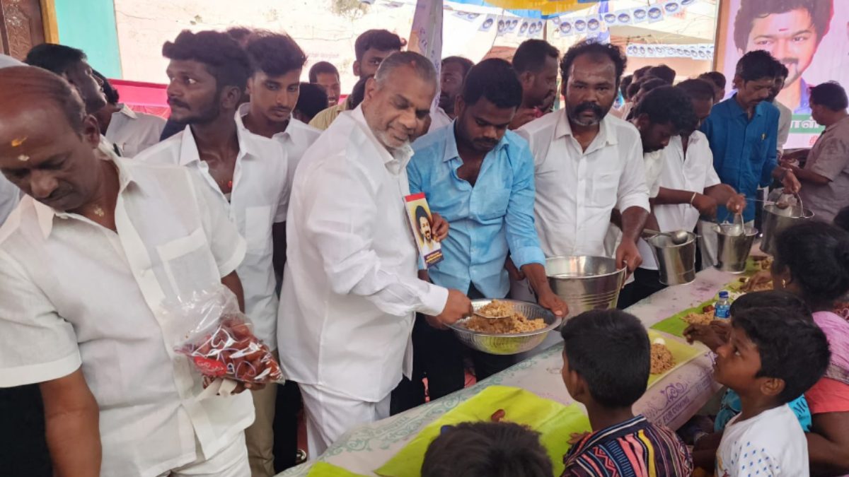  On World Hunger Day, Thalapathy Vijays team organized a special program One Day Midday Meal Service 