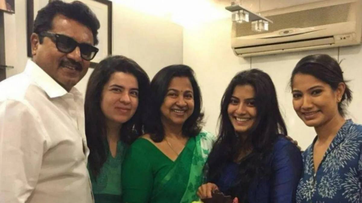 Varalakshmi Sarathkumar loses films due to father sarathkumar