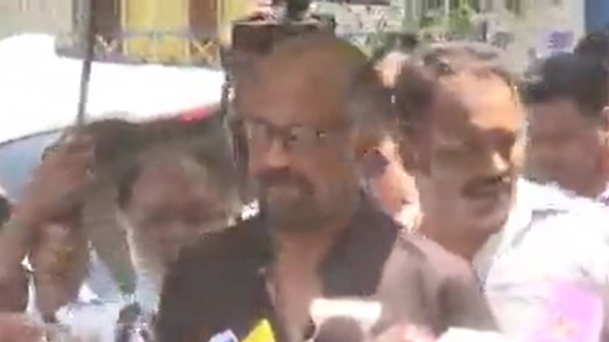 Rajinikanth avoids umbrella at Sarath Babus Funeral