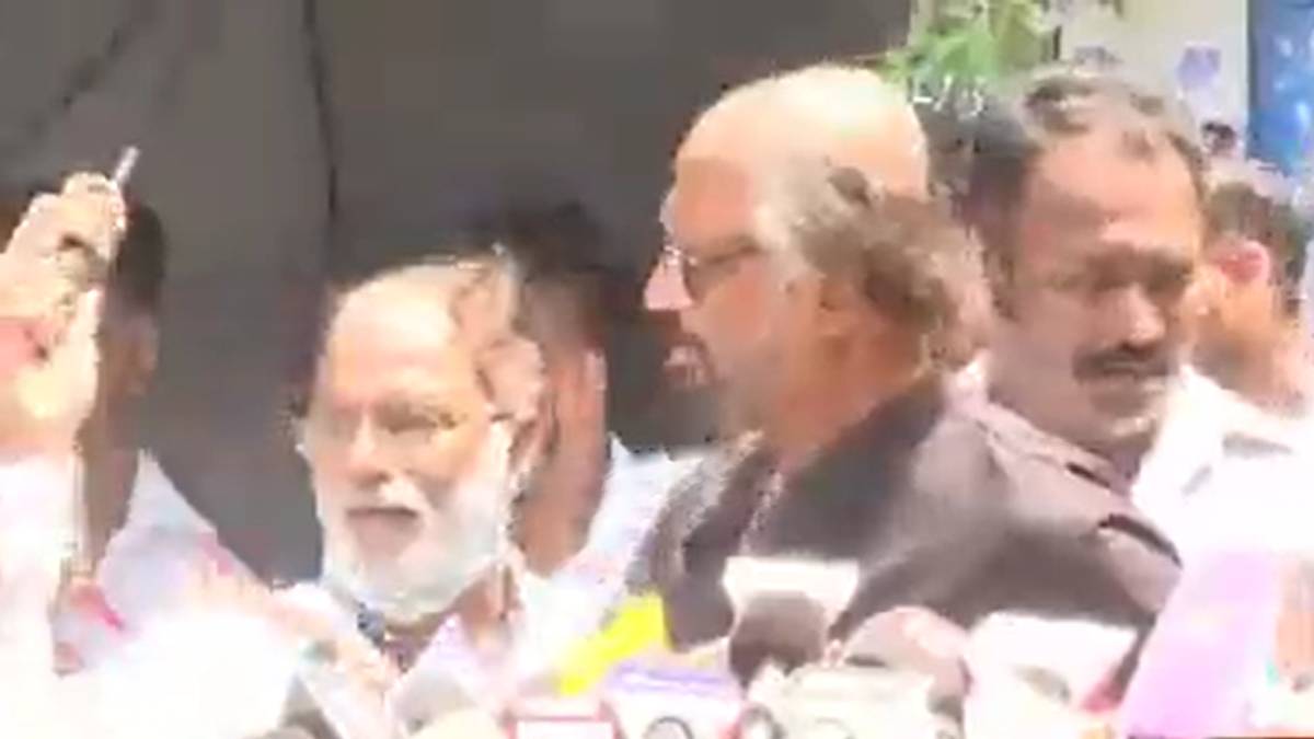 Rajinikanth avoids umbrella at Sarath Babus Funeral