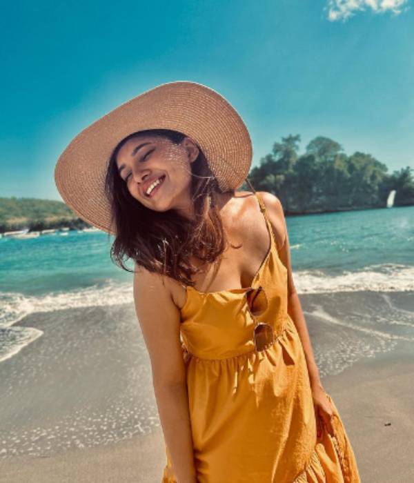 Actress vani bhojan latest beach photoshoot