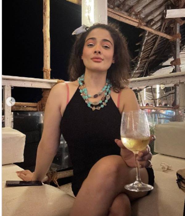 Actress Kiran latest bikini photo gets funny and hot comments 