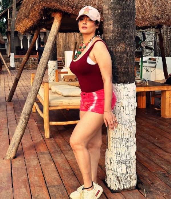 Actress Kiran latest bikini photo gets funny and hot comments 