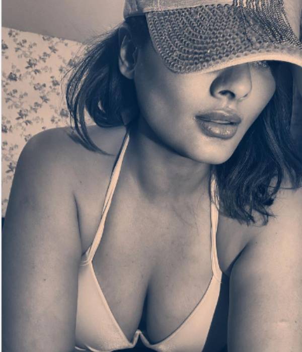 Actress Kiran latest bikini photo gets funny and hot comments 