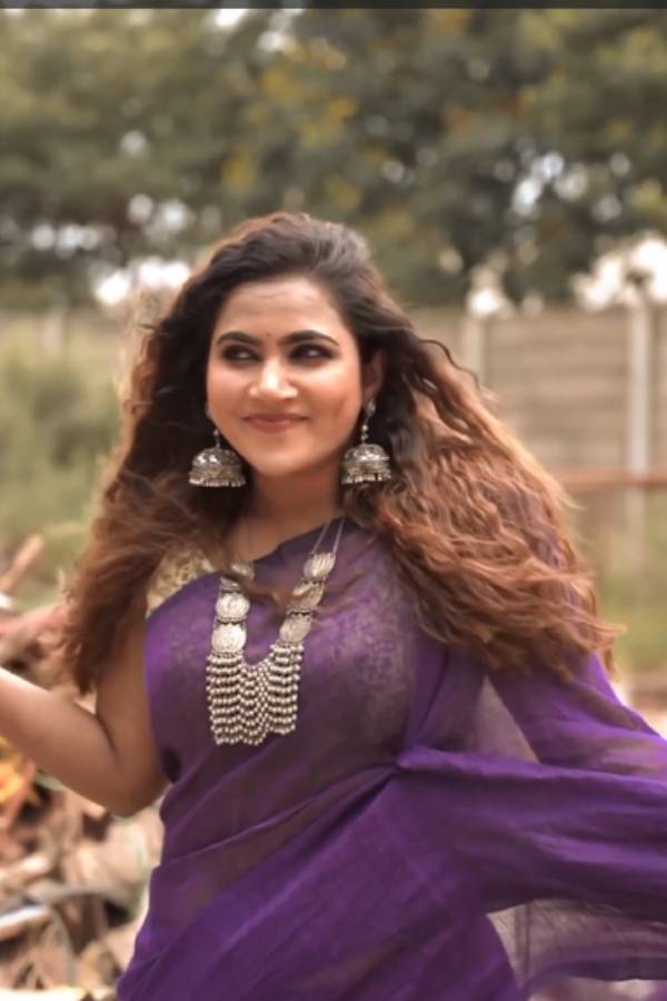 Actress Myna nandhini shares her first family photoshoot in Instagram 