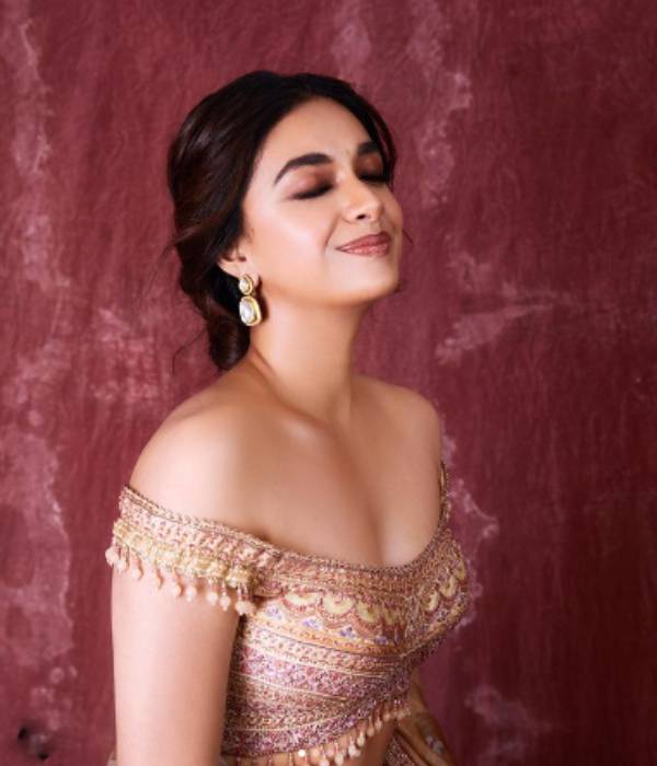 Actress Keerthi suresh shares cute photos in her instagram page 