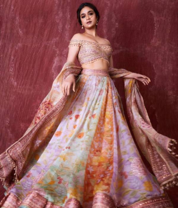 Actress Keerthi suresh shares cute photos in her instagram page 