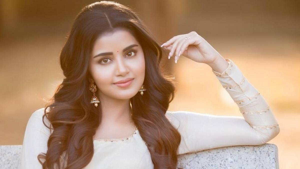 actress anupama parameswaran Shared engagement photo