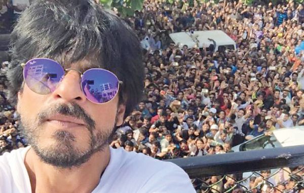 Shah Rukh Khan angry over a Fan who took selfie at Mumbai airport 