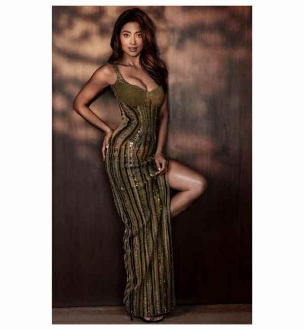 Actress Shriya Saran looks gorgeous in deep neck 