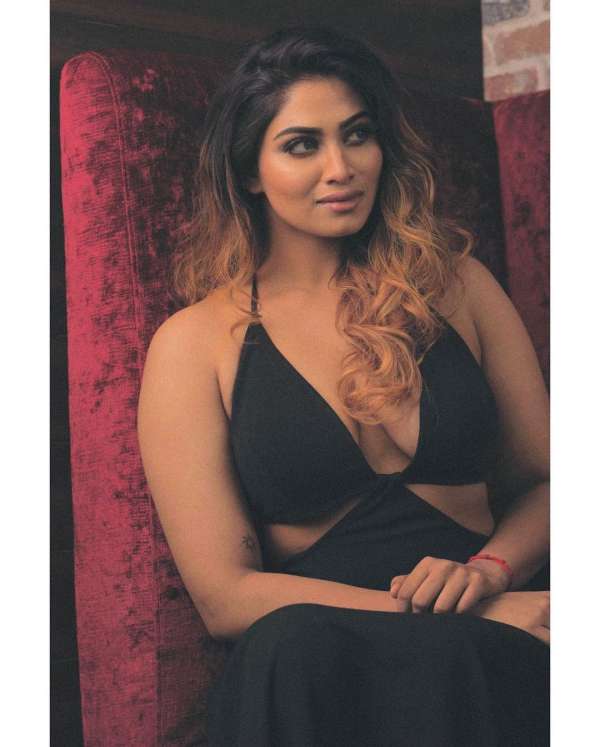 Actress shivani narayanan hot post trending on social media 