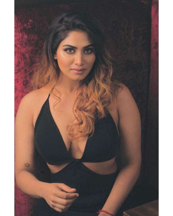 Actress shivani narayanan hot post trending on social media 