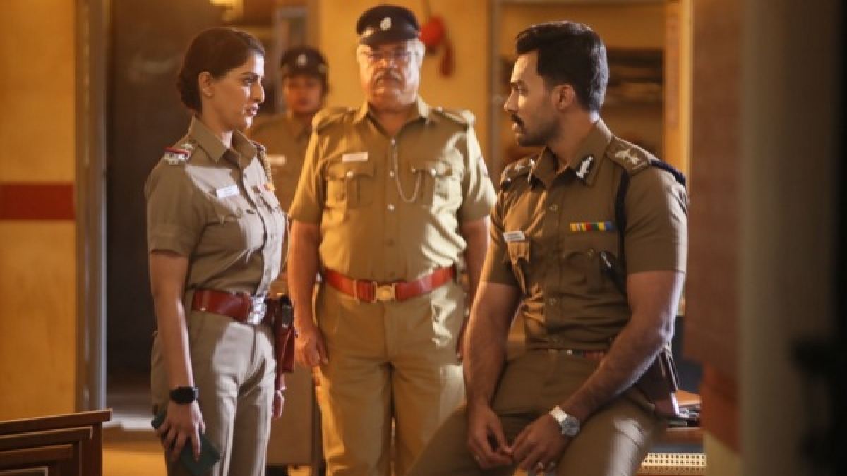 Varalakshmi Sarathukumar gets angry at Maruthi Nagar Police Station movie press meet Varalakshmi Sarathukumar gets angry at Maruthi Nagar Police Station movie press meet