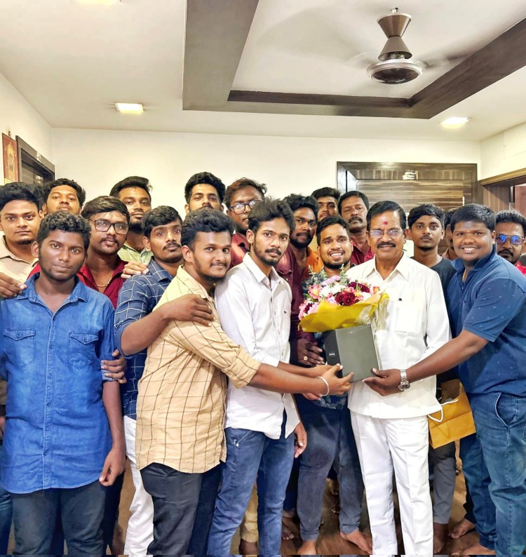  Vaadivaasal Producer Kalaippuli S Thanu Celebrated His Birthday With Suriya Fans