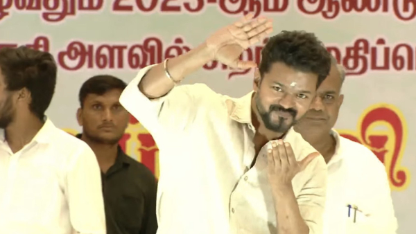 Actor Vijay accepts Viboothi offered by a student father video trending now 