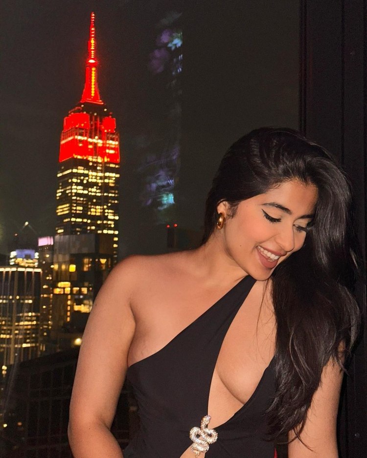 Nikita Sharma hip show photos goes trending in social media 