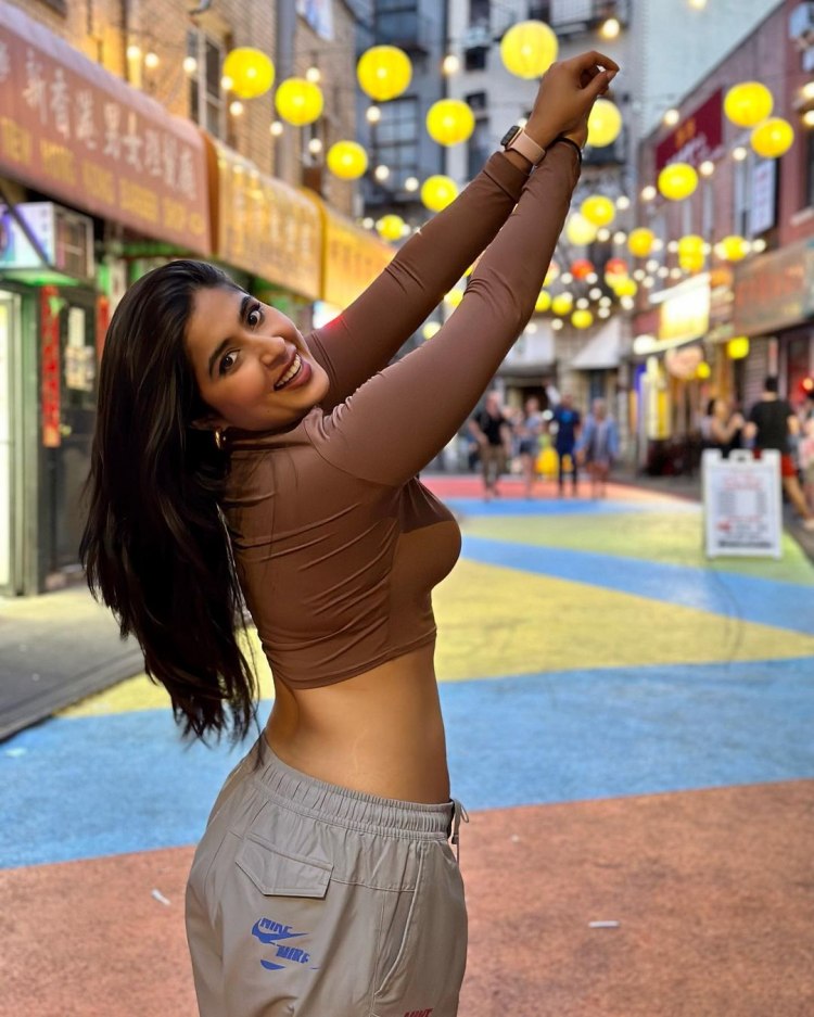 Nikita Sharma hip show photos goes trending in social media 