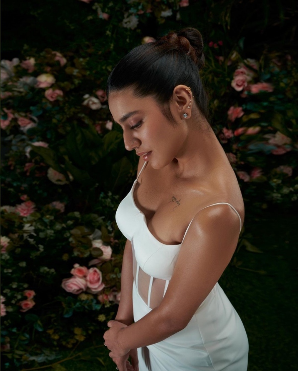priya prakash varrier stunning top angle photo trending on social media 