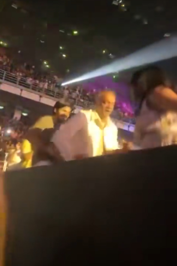 Director gautham Vasudev menon dance with fans 