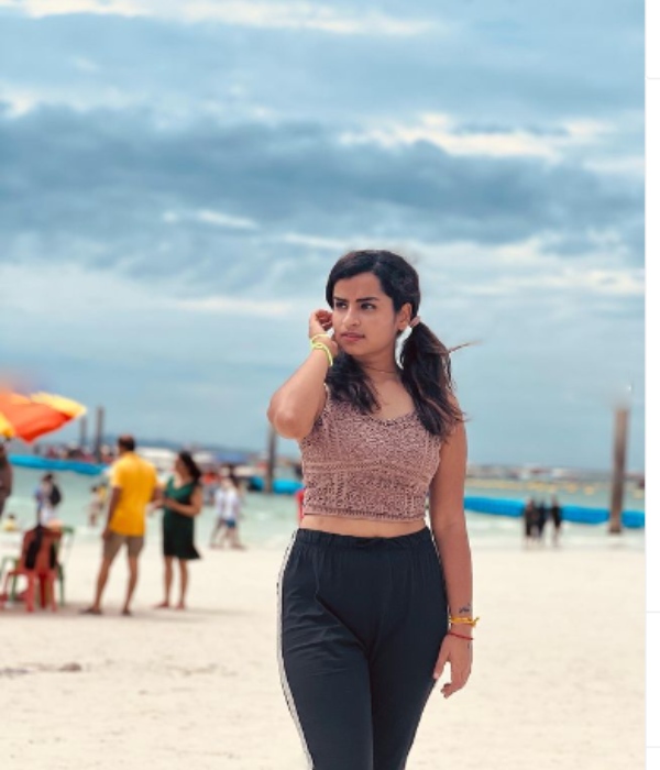 Vijay TVs Cook with comali famous Sivaangi shares her photos that makes fans more happy 