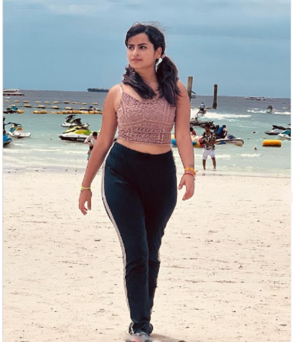 Vijay TVs Cook with comali famous Sivaangi shares her photos that makes fans more happy 