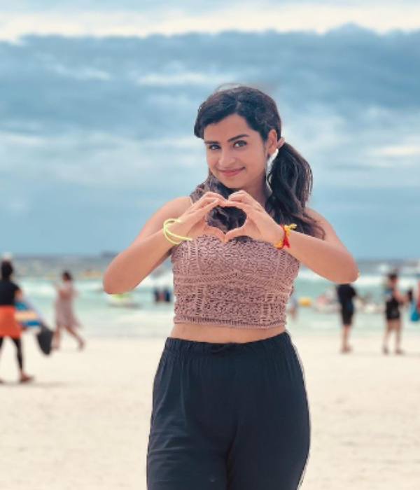 Vijay TVs Cook with comali famous Sivaangi shares her photos that makes fans more happy 