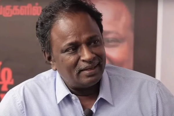 Vijay: Blue Sattai Maran incites Ajith to give content against Vijay Vijay: Blue Sattai Maran incites Ajith to give content against Vijay