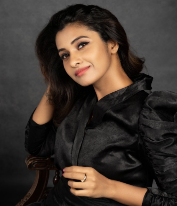 actress priya bhavani shankar black and black look 