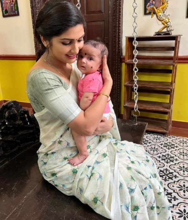Serial actress Divya sridhar shares new photo in her Instagram page Serial actress Divya sridhar shares new photo in her Instagram page