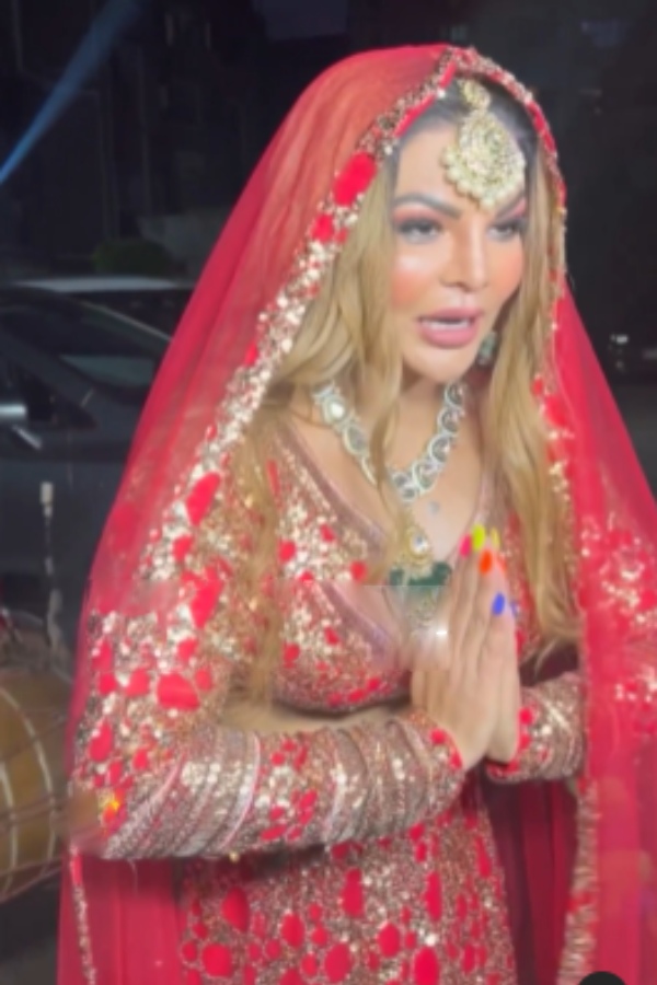 Rakhi Sawant dances to celebrate her divorce with Adil Khan