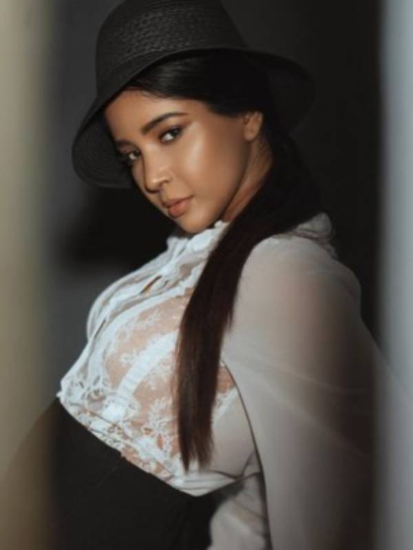 actress sakshi agarwal style look photoshoot