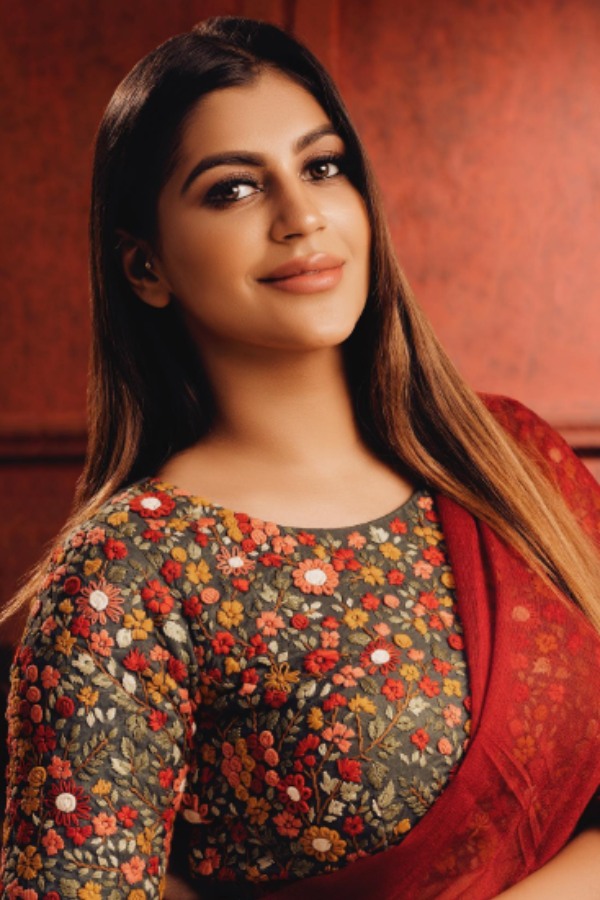 actress yashika aannand saree photos trending on social media