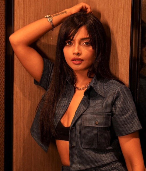 Santhanam movie actress ashna Zaveri bikini video trending on social media Santhanam movie actress ashna Zaveri bikini video trending on social media