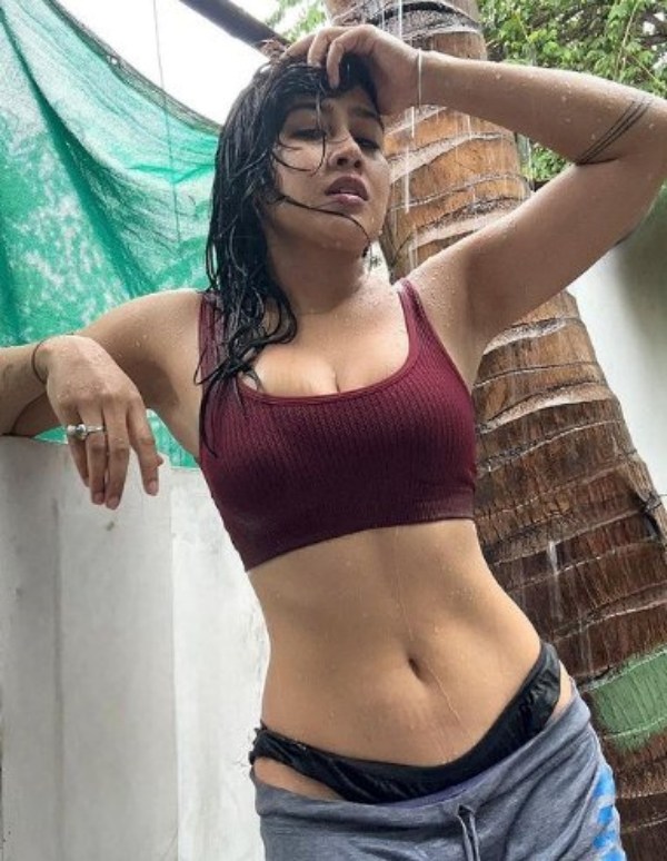 Gujarati Actress Sofia Ansari crossing all limits while bathing in open shower 