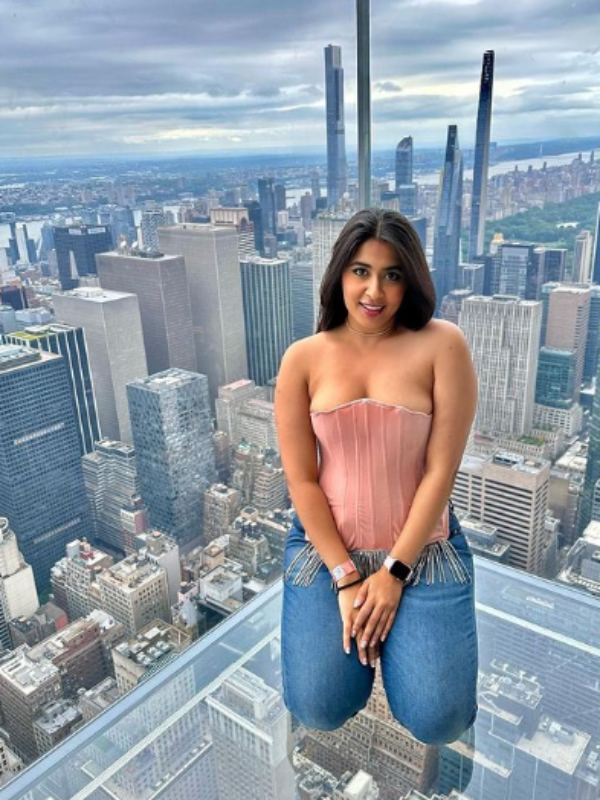  Nikita Sharma shows extra glamour at New York city Sky Scrapper stuns fans 