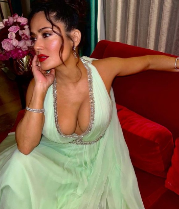 ட்ரீம் கேர்ள்: உலகளவில் ஏகப்பட்ட ரசிகர்களின் கனவுக் கன்னியாக திகழ்ந்தவர் சல்மா ஹயக். அப்போ எப்படி இருந்தாரோ, அதே போலத்தான் 56வது வயதிலும் செம ஹாட்டாக பிகினி உடையை அணிந்து கொண்டு நீச்சல் குளத்தில் குளிக்கும் போட்டோக்களையும் பதிவிட்டு வருகிறார் சல்மா ஹயக். இந்த ஆண்டு நடைபெற்ற கேன்ஸ் திரைப்பட விழாவிலும் சல்மா ஹயக் கலந்து கொண்டு கவர்ச்சி கவுன் அணிந்து கலக்கிய போட்டோக்களும் வீடியோக்களும் இணையத்தில் டிரெண்டாகி வருகின்றன. 