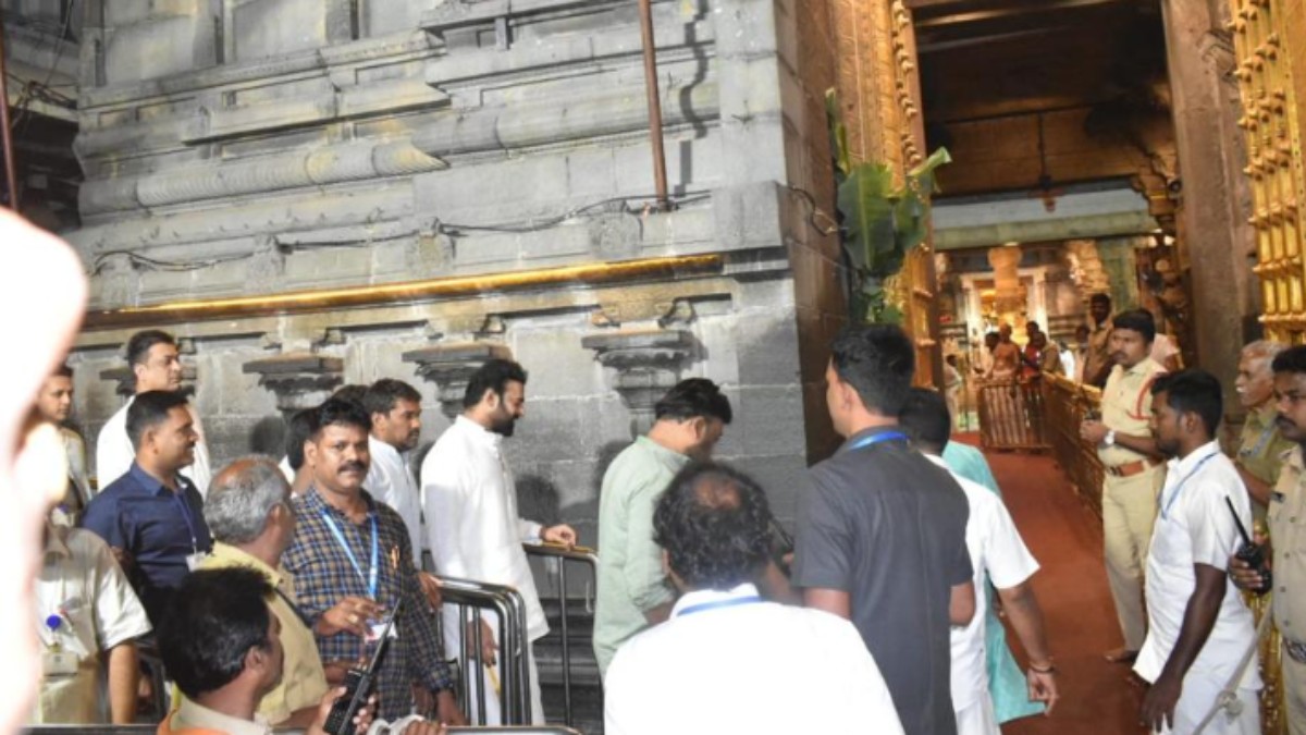 Prabhas seeks blessings at Tirumala for Adipurush Final Trailer launch 