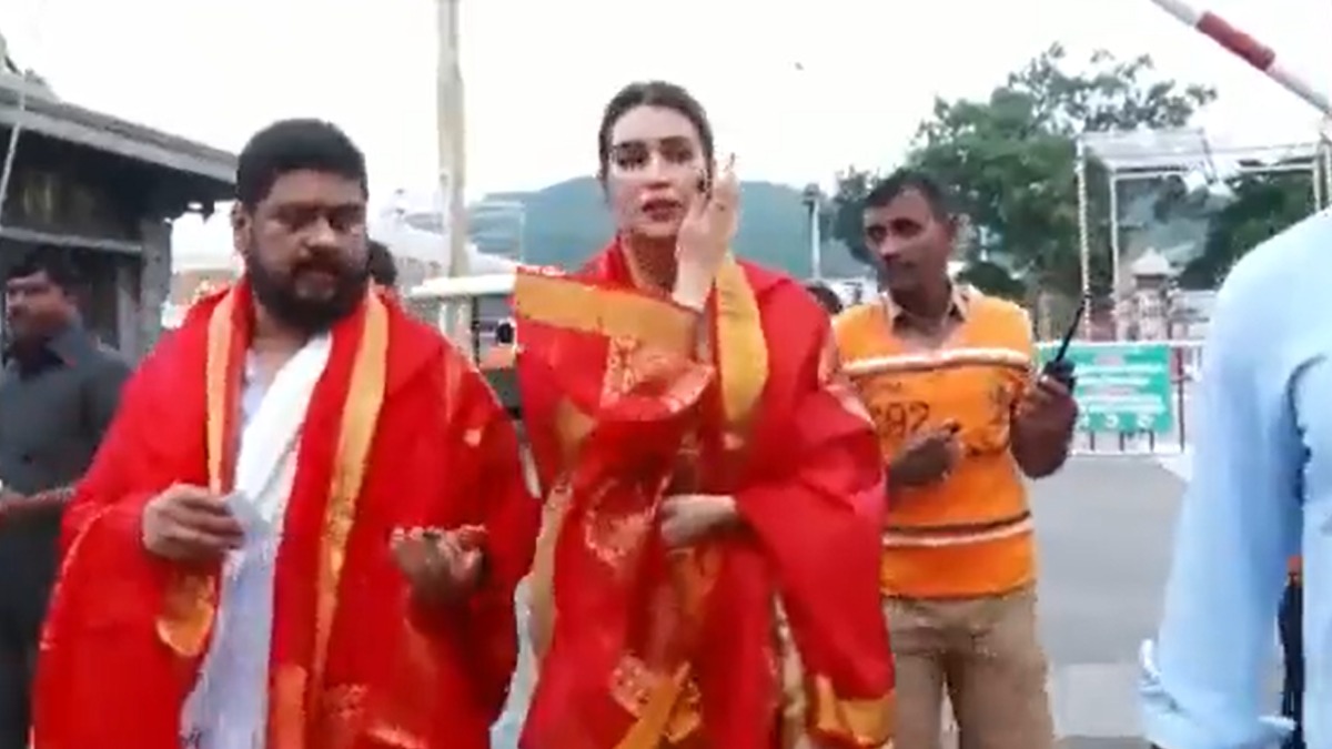 Adipurush director Om Raut kisses Kriti Sanon in Tirupati temple Adipurush director Om Raut kisses Kriti Sanon in Tirupati temple
