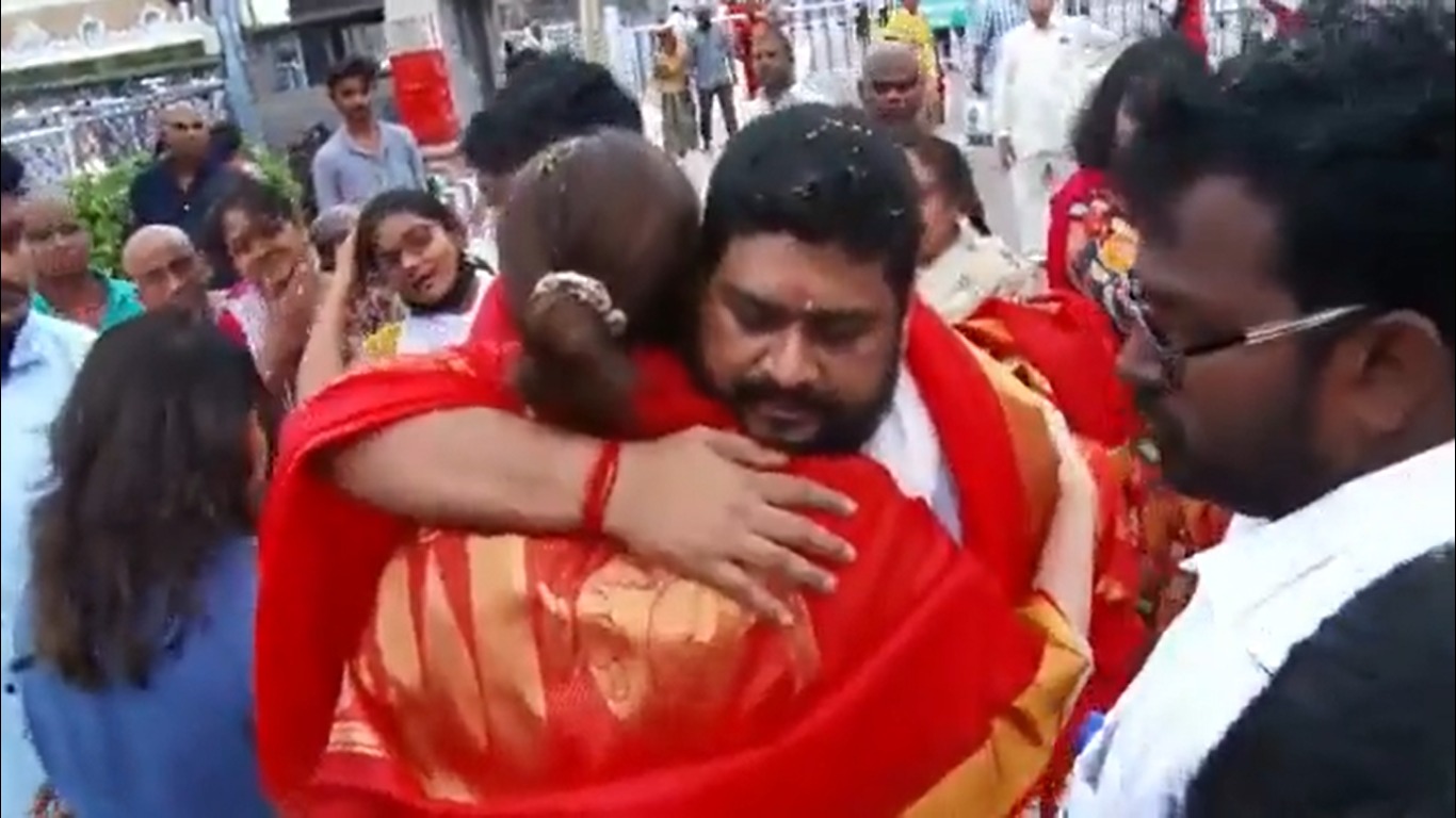 Adipurush director Om Raut kisses Kriti Sanon in Tirupati temple Adipurush director Om Raut kisses Kriti Sanon in Tirupati temple