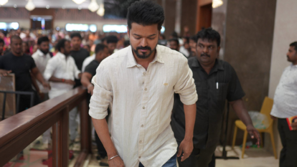 Director Karu Palaniappan praised Thalapathy Vijay who honored the students Director Karu Palaniappan praised Thalapathy Vijay who honored the students